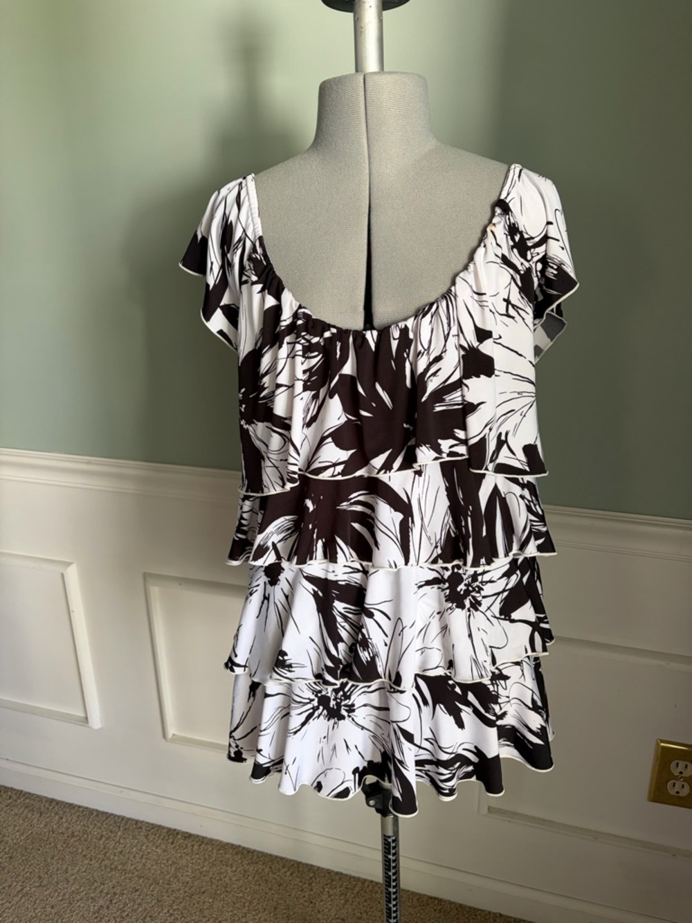 White House Black Market Black & White Floral Ruffle Tank